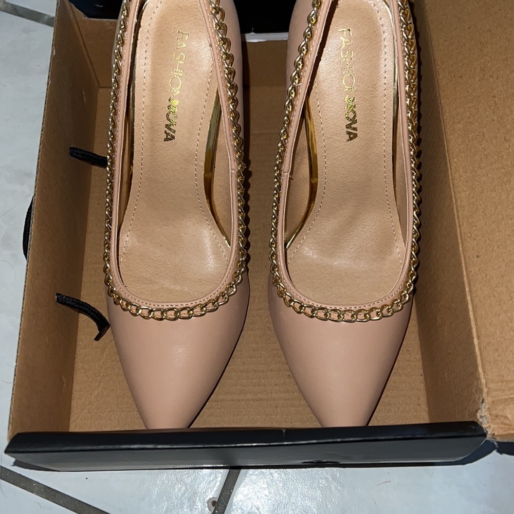 8.5 Nude Heels with Gold chain outline 🤩